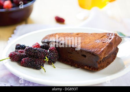 Torte truffe au chocolat par des baies et plateau