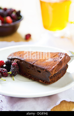 Torte truffe au chocolat par des baies et plateau