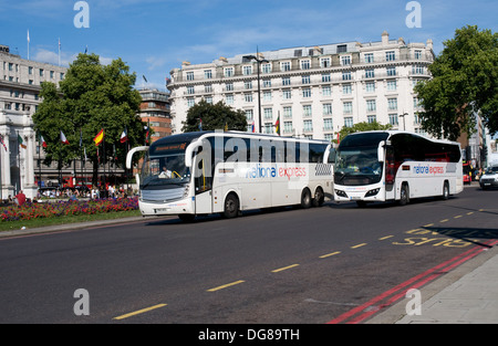 Deux bus National Express note de Marble Arch comme ils commencent à sur leurs voyages à l'aéroport de Stanstead et Wrexham respectivement. Banque D'Images