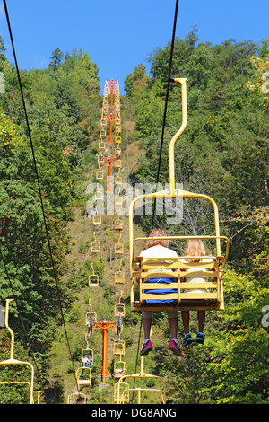 Les touristes sur le Sky ride la chaise près de River Road de Gatlinburg, Tennessee la verticale Banque D'Images