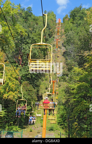 Les touristes sur le Sky ride la chaise près de River Road de Gatlinburg, Tennessee la verticale Banque D'Images