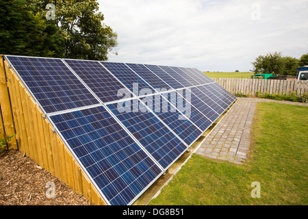 Des panneaux solaires dans le jardin d'une maison près de Aldbrough, Yorkshire, UK. Banque D'Images