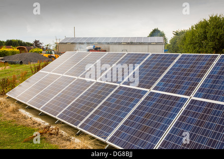 Des panneaux solaires sur un hangar et dans le jardin d'une maison près de Aldbrough, Yorkshire, UK. Banque D'Images