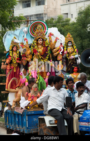 Des statues de la Déesse indienne sur un tracteur et remorque, partie d'un festival de Dasara. L'Andhra Pradesh, Inde Banque D'Images