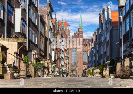 Rue Mariacka avec la basilique Saint Mary's dans la vieille ville de Gdansk, Pologne. Banque D'Images