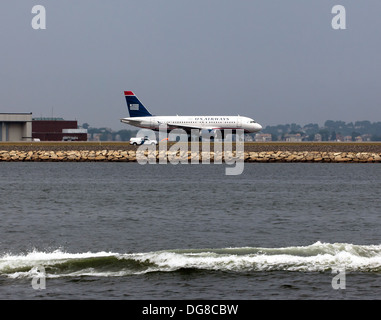 Un U.S. Airways Airbus A319-112, est assis sur la piste à Boston Logan, moteurs en marche et en attente de décollage, Banque D'Images