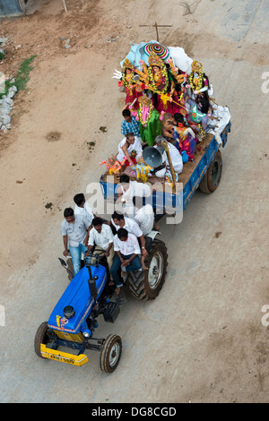 Des statues de la Déesse indienne sur un tracteur et remorque, partie d'un festival de Dasara. L'Andhra Pradesh, Inde Banque D'Images