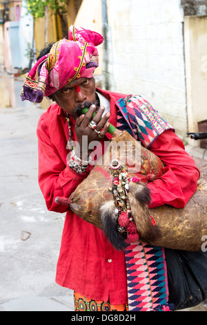 Indien / musicien ambulant jouant un type indien cornemuse. Puttaparthi, Andhra Pradesh, Inde Banque D'Images