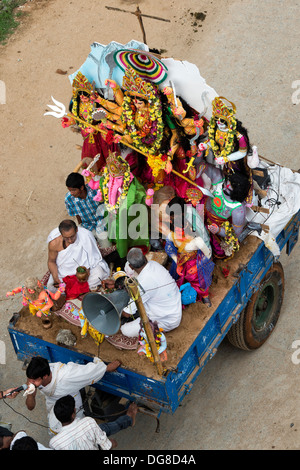 Des statues de la Déesse indienne sur un tracteur et remorque, partie d'un festival de Dasara. L'Andhra Pradesh, Inde Banque D'Images