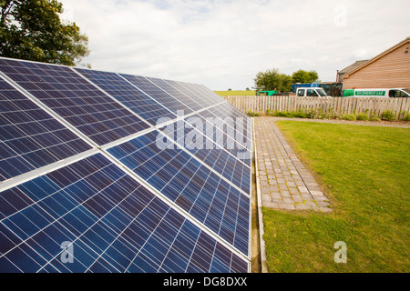 Des panneaux solaires dans le jardin d'une maison près de Aldbrough, Yorkshire, UK. Banque D'Images