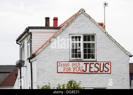 Une maison à Aldbrough, Yorkshire, UK, avec un message chrétien. Banque D'Images