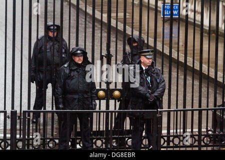 Westminster London, UK. 16 octobre 2013. Les agents de protection de la police garde Downing Street comme la ligne entre la police et les politiciens s'intensifie au cours de l'affaire impliquant des ex-plebgate whip en chef, M. Andrew Mitchell, qui a démissionné après avoir été accusé d'appeler les agents de police 'peuple', alors qu'il quittait les portes de Downing Street Crédit : amer ghazzal/Alamy Live News Banque D'Images