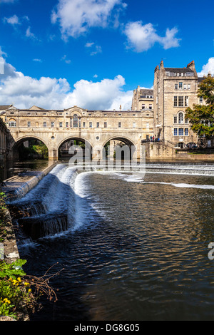 L'affichage classique du pont Pulteney palladienne et Weir dans la ville du patrimoine mondial de Bath dans le Somerset, Royaume-Uni. Banque D'Images