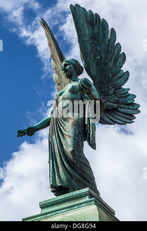 Statue de l'Ange de la paix sur le monument à Édouard VII, connu comme le Pacificateur, dans la Parade Gardens, Bath, Royaume-Uni. Banque D'Images