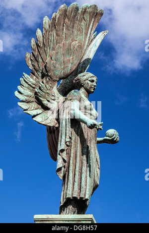 Statue de l'Ange de la paix sur le monument à Édouard VII, connu comme le Pacificateur, dans la Parade Gardens, Bath, Royaume-Uni. Banque D'Images