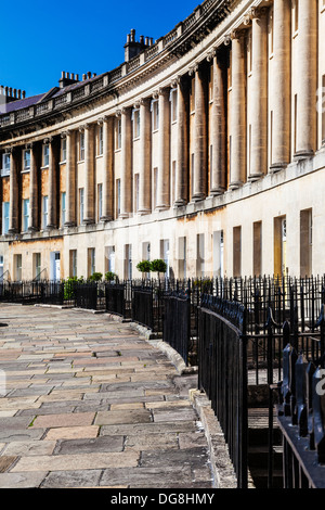 Partie de la façade géorgienne de maisons mitoyennes dans le Royal Crescent, Bath. Banque D'Images