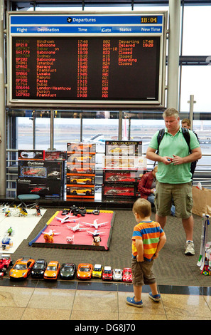 Un enfant dans l'aire pour enfants avec des jouets, O. R. Tambo International Airport, l'aéroport de Johannesburg, Afrique du Sud la salle de départ Banque D'Images