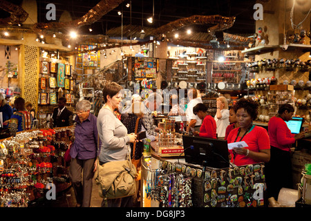 Duty free shopping pour les gens, l'intérieur de la 'Out of Africa' duty free shop, O. R. Tambo International Airport, l'aéroport de Johannesburg, Afrique du Sud Banque D'Images