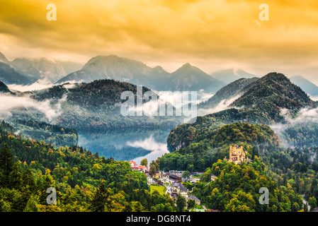 Jour brumeux dans les Alpes bavaroises près de Füssen, Allemagne. Banque D'Images