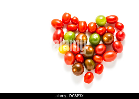 Tomates cerises multicolores extrait du jardin biologique. Banque D'Images