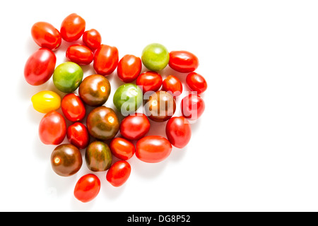 Tomates cerises multicolores extrait du jardin biologique. Banque D'Images