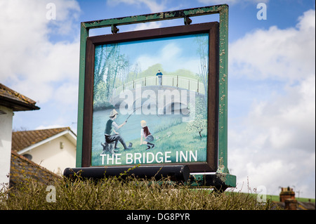 Signer le Bridge Inn dans la région de Woodford Wiltshire UK. Tableau signé 'P.J. OLDREIVE' Banque D'Images