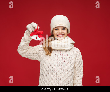 Fille avec chapeau, gants et silencieux avec Jingle bells Banque D'Images