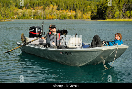 La photographie et l'observation des grizzlis à partir d'un bateau, Chilcotin Wilderness, l'intérieur de la Colombie-Britannique, Canada Banque D'Images