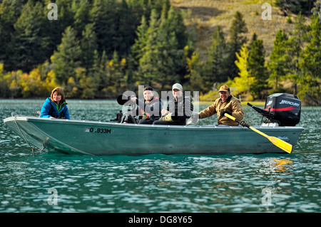 La photographie et l'observation des grizzlis à partir d'un bateau, Chilcotin Wilderness, l'intérieur de la Colombie-Britannique, Canada Banque D'Images