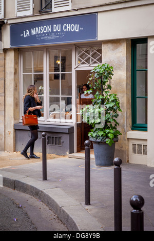 Chou à la crème primé bakery à Saint-Germain-des-Prés, Paris France Banque D'Images