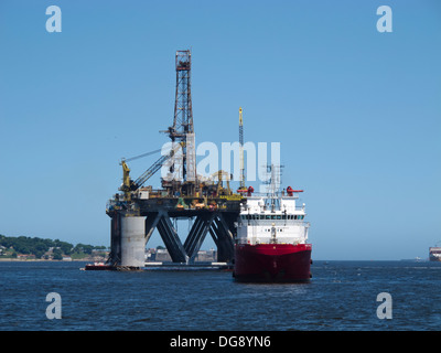 Plate-forme de forage semi-submersible flottant à la baie de Guanabara Rio de Janeiro attendent d'aller en mer. Près de ravitailleur. Banque D'Images