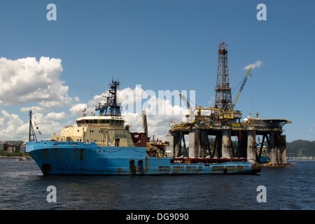 Plate-forme de forage semi-submersible flottant à la baie de Guanabara Rio de Janeiro attendent d'aller en mer. Près de ravitailleur. Banque D'Images