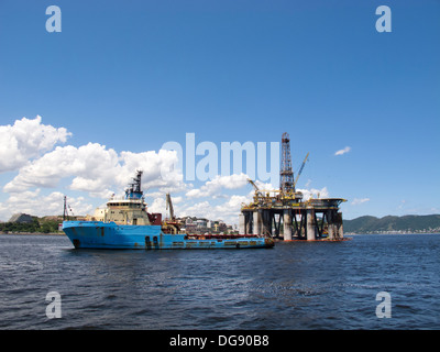 Plate-forme de forage semi-submersible flottant à la baie de Guanabara Rio de Janeiro attendent d'aller en mer. Près de ravitailleur. Banque D'Images