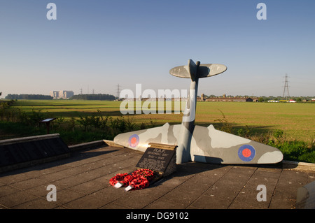 Monument commémoratif de guerre sur le site de RAF Bradwell Bay, à l'est de Maldon, Essex, Angleterre Banque D'Images