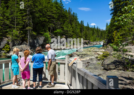 Les touristes sur les chutes de chez McDonald, Glacier National Park, Montana, USA Banque D'Images