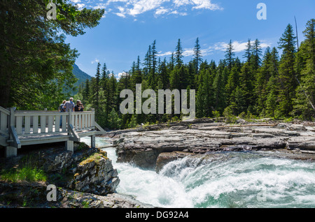 Les touristes sur les chutes de chez McDonald, Glacier National Park, Montana, USA Banque D'Images