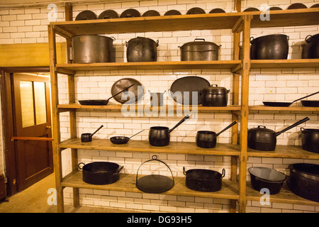 Vieux Métal pots et casseroles à Cragside, Rothbury, Northumberland, la demeure de Lord Armstrong, un ingénieur et inventeur, victorien Banque D'Images