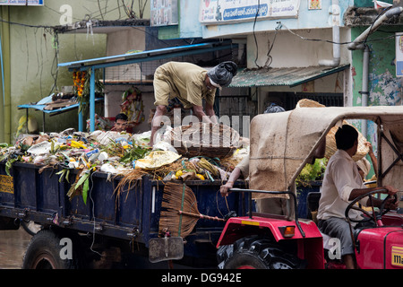 Basse Caste garbage men nettoyer les rues. Puttaparthi, Andhra Pradesh Inde Banque D'Images