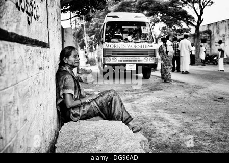 Femme indienne patient avec greffe de peau du visage cicatrices en attente à Sathya Sai Baba l'hôpital mobile. L'Andhra Pradesh, Inde. Banque D'Images