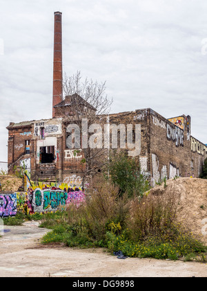 Les éclats de verre des fenêtres et couverte de graffitis de la maçonnerie ancienne fabrique de glace, abandonnés, Køpenickerstrasse Eisfabrik, Berlin Banque D'Images