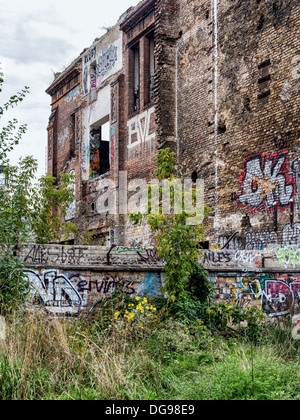 Les éclats de verre des fenêtres et couverte de graffitis de la maçonnerie ancienne fabrique de glace, abandonnés, Køpenickerstrasse Eisfabrik, Berlin Banque D'Images