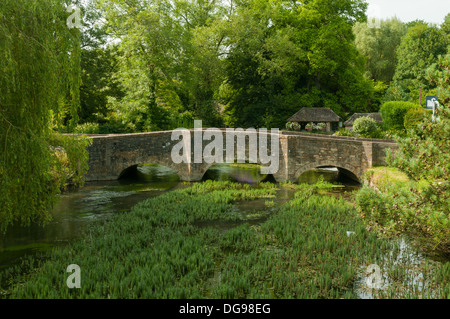 Pont sur la rivière Coln, Bibury, Gloucestershire, Angleterre Banque D'Images