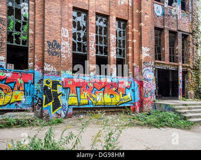 Les éclats de verre des fenêtres et couverte de graffitis de la maçonnerie ancienne fabrique de glace, abandonnés, Køpenickerstrasse Eisfabrik, Berlin Banque D'Images