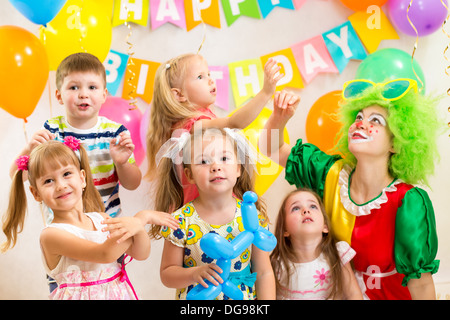 Groupe enfants jolly avec célébration anniversaire clown Banque D'Images