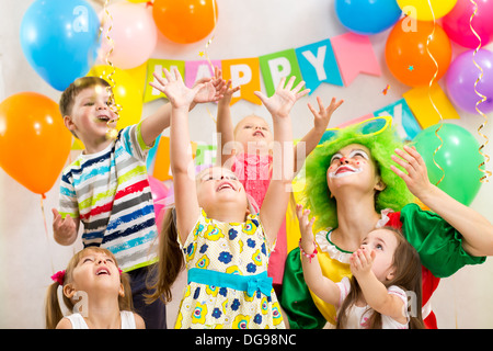 Groupe enfants jolly avec célébration anniversaire clown Banque D'Images