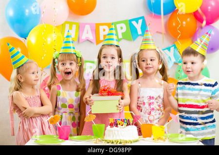 Les enfants ou les enfants sur d'anniversaire Banque D'Images