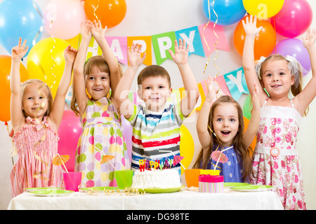 Enfants heureux célébration anniversaire noël Banque D'Images