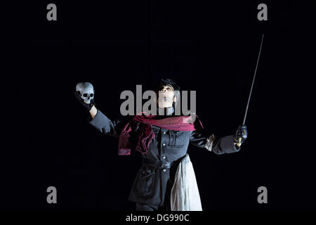 Hambourg, Allemagne. 16 Oct, 2013. Le chanteur sud-coréen Yonghoon Lee comme Arrigo joue sur la scène lors d'une répétition de la photo de l'opéra de Verdi "La battaglia di Legnano' à l'Opéra d'État de Hambourg, Allemagne, 16 octobre 2013. Les premières d'opéra le 20 octobre 2013. Photo : Maja Hitij/dpa/Alamy Live News Banque D'Images