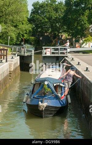 Péniche à St John's Lock, Lechlade, Gloucestershire, Angleterre Banque D'Images