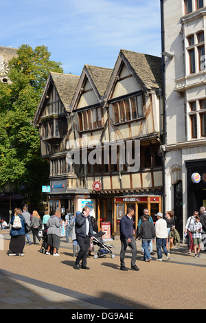 Cornmarket Street à Oxford. L'Angleterre. Occupé avec les consommateurs et les touristes. Banque D'Images